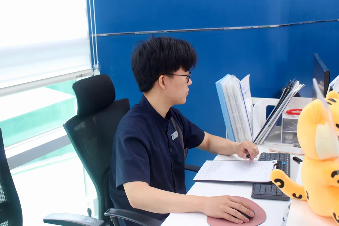 ล่ามภาษาไทยกำลังดูแลเอกสารคนไข้